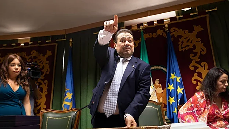 Julio Manuel Pérez, en el pleno que le dio la alcaldía; sólo duró en el cargo diez meses