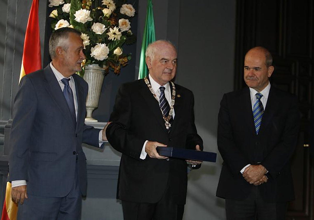 Francisco del Río (centro), el fundador del Gabinete Jurídico de la Junta de Andalucía, en presencia de los expresidentes José Antonio Griñán (izquierda) y Manuel Chaves, en un homenaje al jurista en 2010