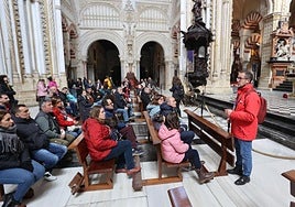 ¿Cuáles son los requisitos para ser guía acreditado en la Mezquita-Catedral de Córdoba?