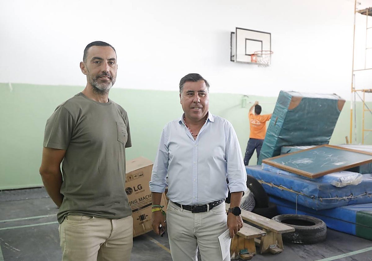 El delegado de Infraestructuras, Miguel Ruiz Madruga, en el ciolegio Algafequi