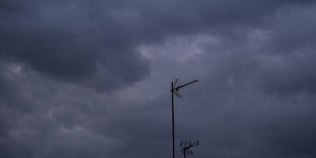 Suspenden las clases en Alicante este martes ante la alerta naranja por fuertes lluvias y tormentas