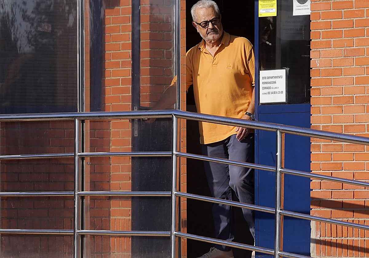 Francisco Vallejo, exconsejero andaluz de Innovación, saliendo de la prisión Sevilla I el 3 de julio de 2024 tras el borrado de delitos del caso ERE por parte del Constitucional