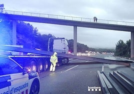 Aparatoso accidente en la AP-7 en Tarragona: un camión pierde las vigas que transportaba y obliga a cortar la vía sentido norte
