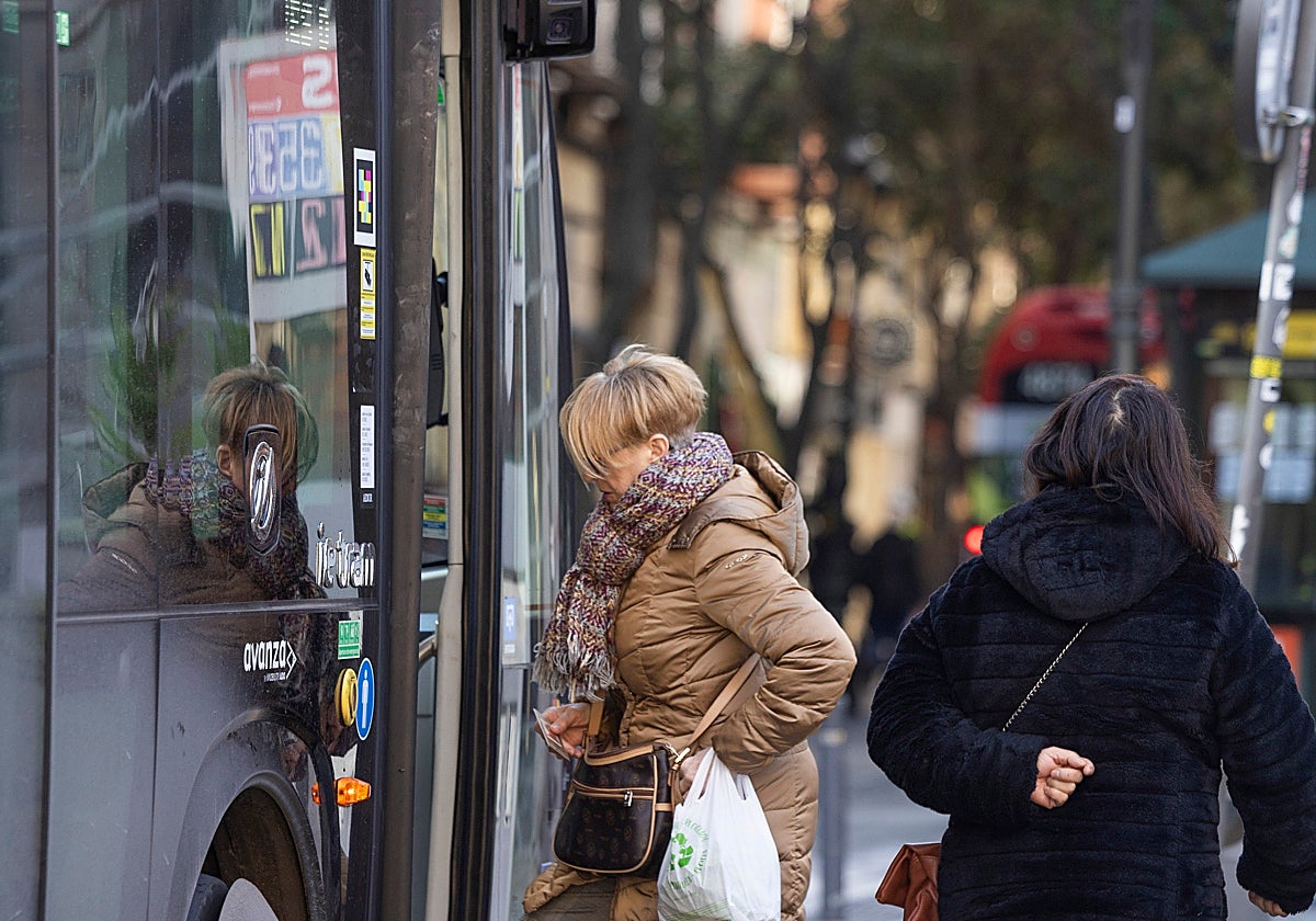 Una mujer sube a un autobús urbano en Zaragoza