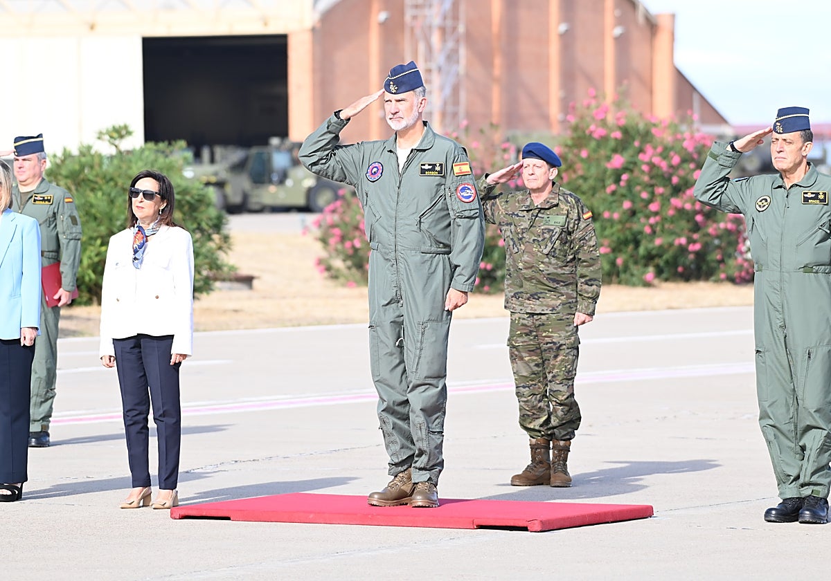 El Rey Felipe VI, acompañado de la ministra de Defensa Margarita Robles, además de autoridades militares