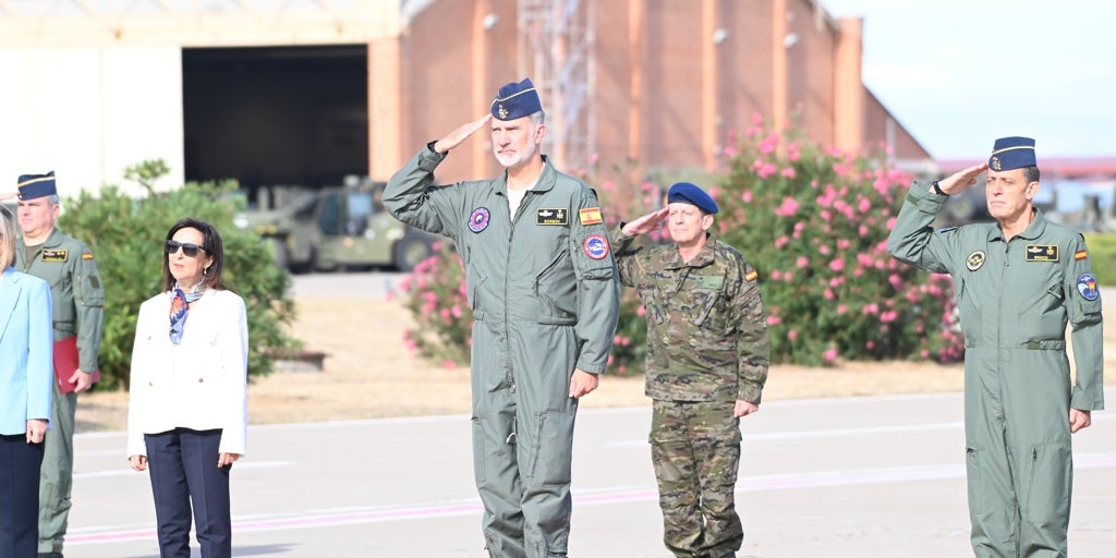 El Rey participa en un simulacro de evacuación  del personal no combatiente en la Base Aérea de Zaragoza
