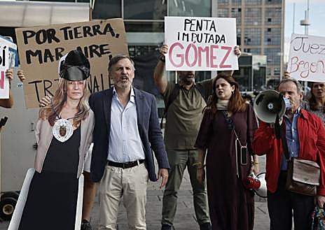 Imagen secundaria 1 - Cristina Álvarez, a su llegada a los juzgados de Plaza de Castilla y varios de los manifestantes presentes en la puerta.