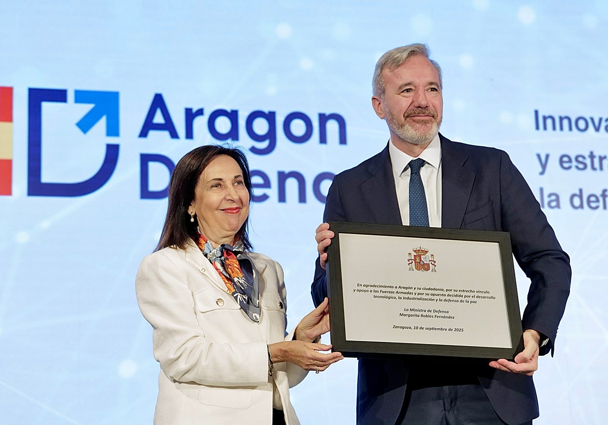 La ministra Margarita Robles y el presidente de Aragón Jorge Azcón, en el pistoletazo de salida al hub de defensa en la comunidad