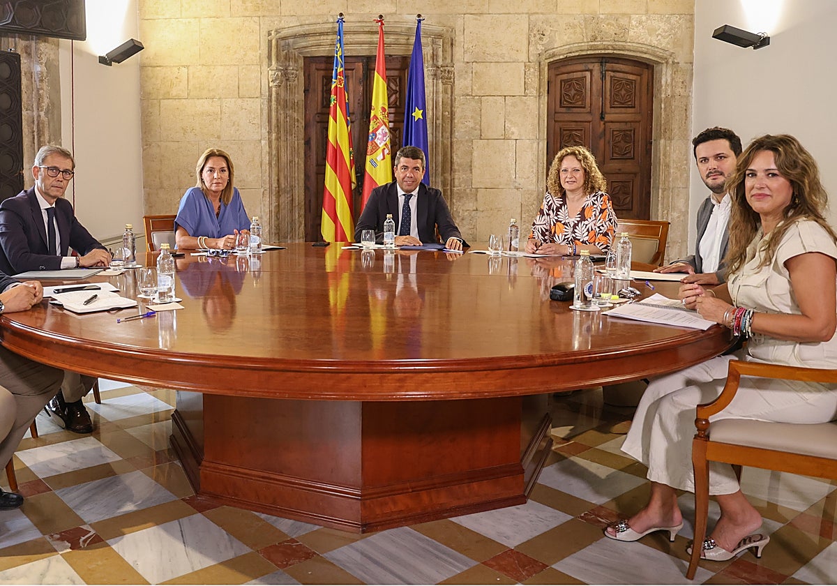 Imagen de Carlos Mazón con la consellera de Servicios Sociales, Igualdad y Vivienda, el alcalde de Albal, José Miguel Ferris, y la alcaldesa de Torrent, Amparo Folgado