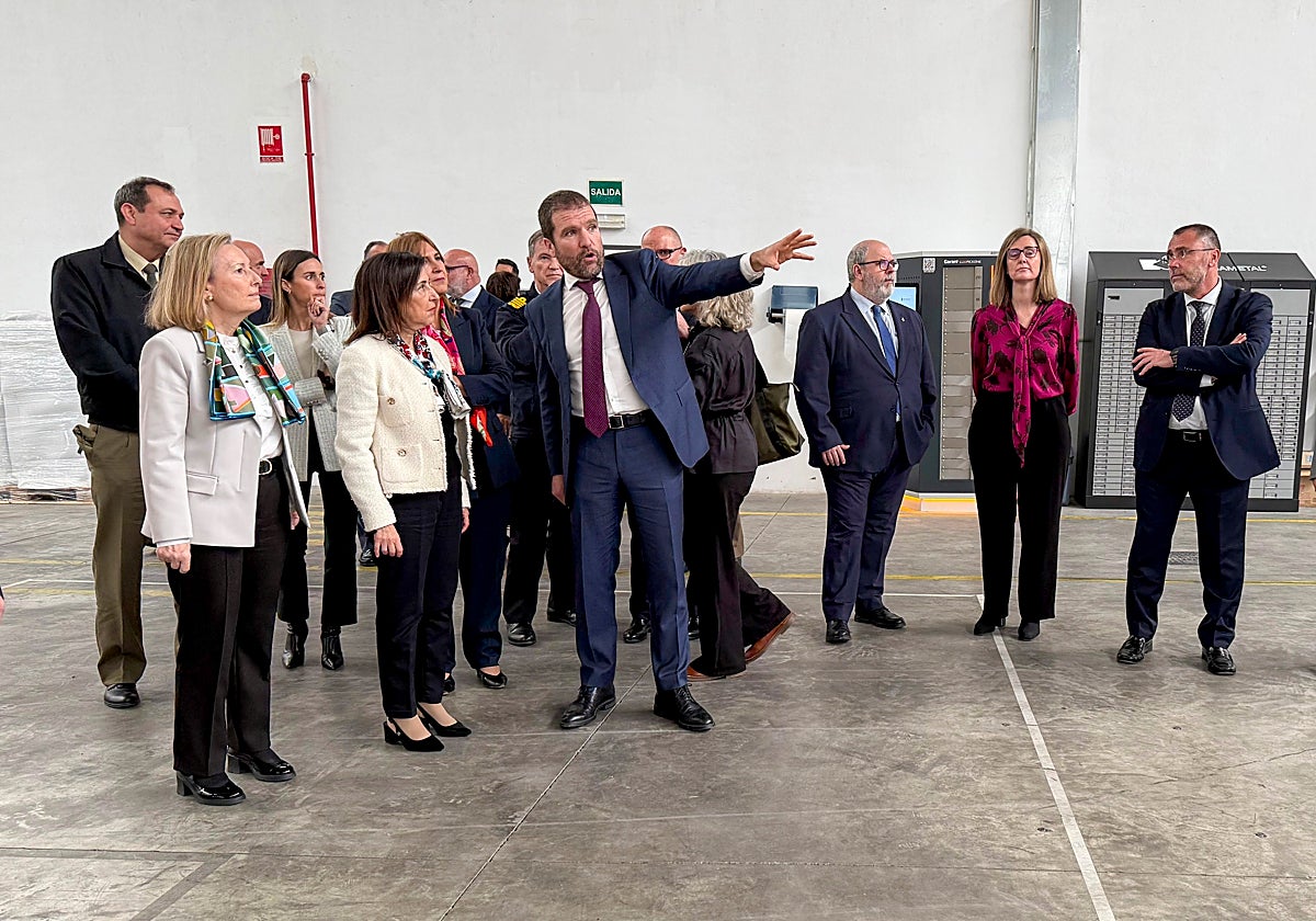 Margarita Robles en su visita en abril a la planta de Escribano en Córdoba