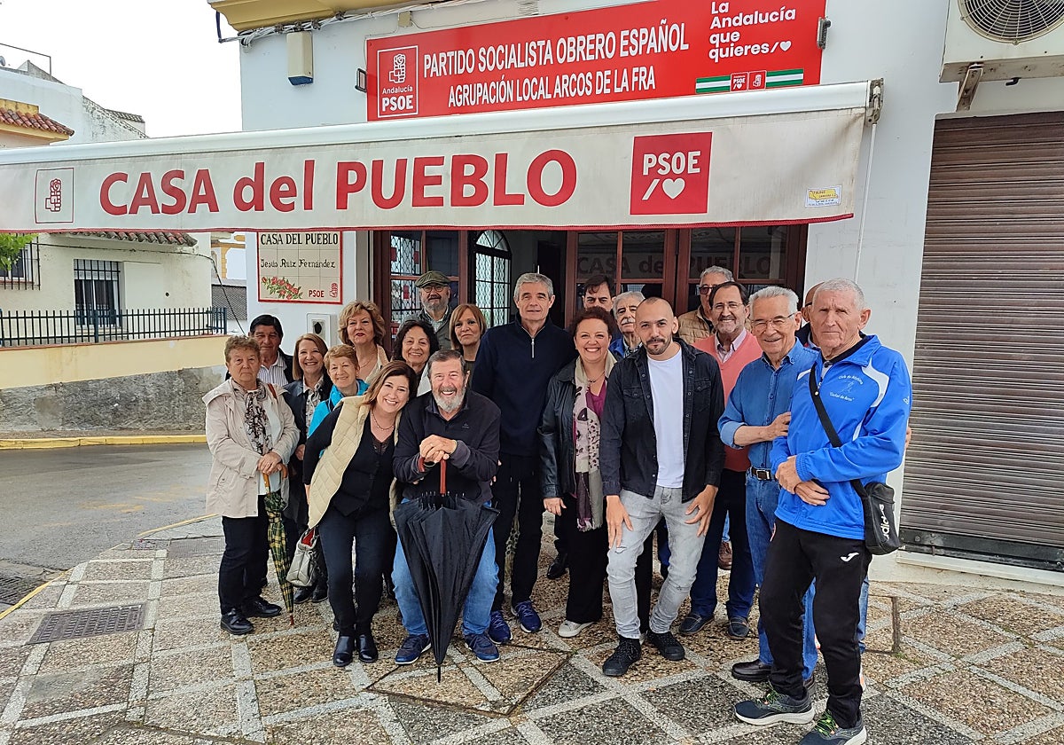 El exalcalde de Arcos Isidoro Gambín (de pie en el centro), junto a la concejal María José González Peña (justo a su izquierda), en un acto de apoyo a Pedro Sánchez en la sede del PSOE en abril de 2024