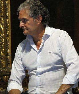 Imagen secundaria 2 - En la imagen superior, integrantes de la candidatura encabezada por Chiquilín y el prior del convento, ante el Caído. Debajo a la izquierda, reunión que mantuvieron el miércoles con el padre Francisco Javier Jaén. A la derecha, el diestro. 