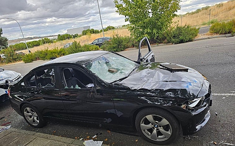Imagen principal - Arriba, el estado en el que ha quedado el coche