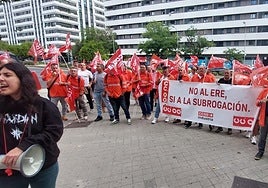 La plantilla de Eserman en Puertollano clama por sus empleos frente a la sede central de Repsol en Madrid