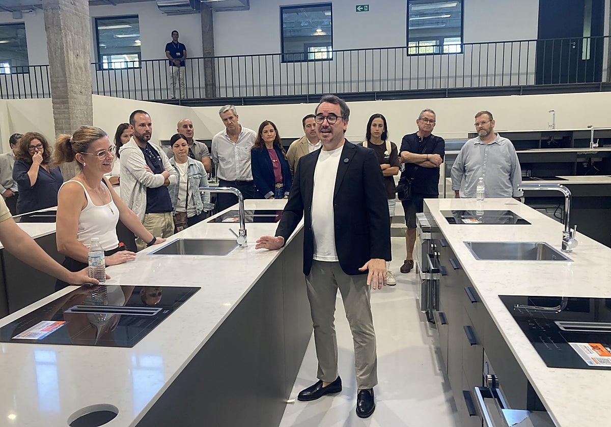 Paco Morales, en uno de los espacios de su academia