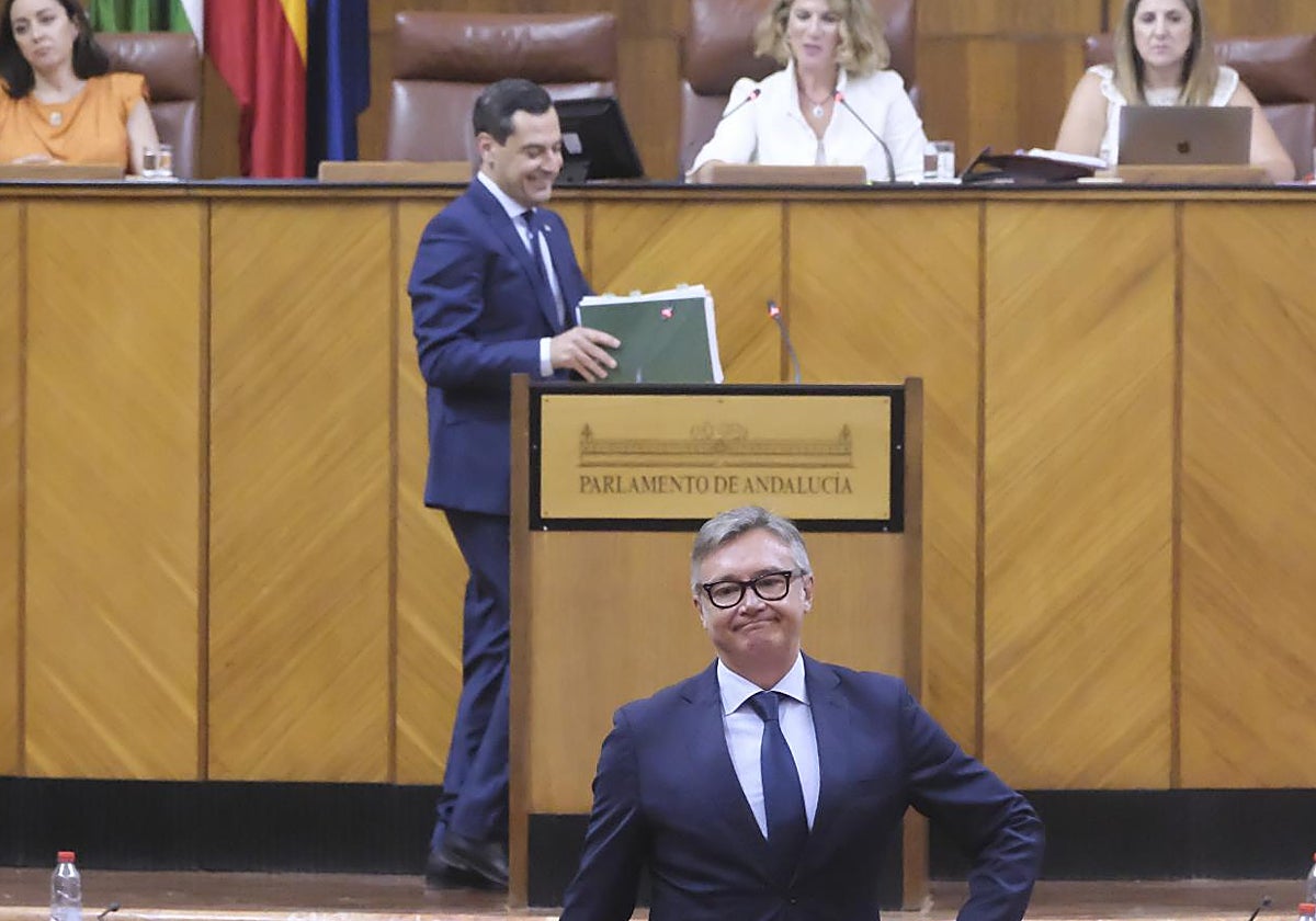 Manuel Gavira, portavoz de Vox y Juanma Moreno en el Parlamento