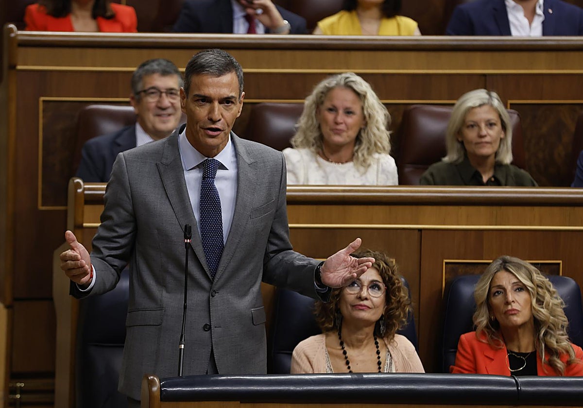 Sánchez mantiene que su Gobierno está «limpio» y Feijóo le acusa de actuar por «miedo» al banquillo