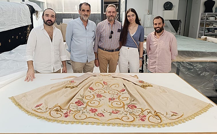 Imagen principal - En la imagen superior, integrantes del Redil, ante la saya en Cyrta, el día de la recogida. Debajo a la izquierda, detalle del estado anterior a los trabajos. A la derecha, tras la restauración y limpieza