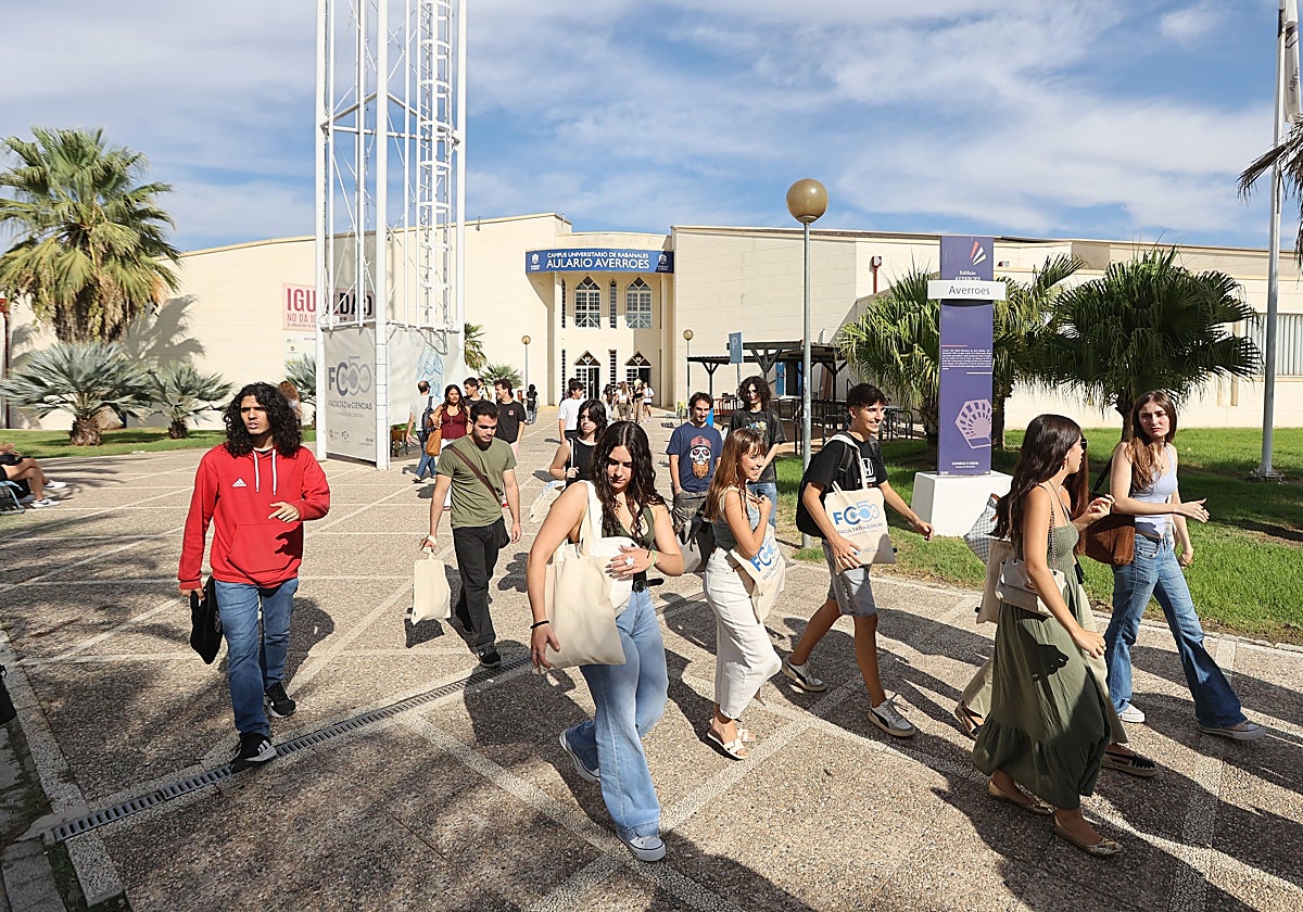 Centenares de alumnos de la UCO iniciaron ayer el curso 2025-2026 en el campus universitario de Rabanales