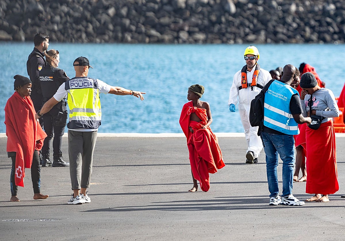 Rescatan una patera con 60 migrantes cerca de Lanzarote