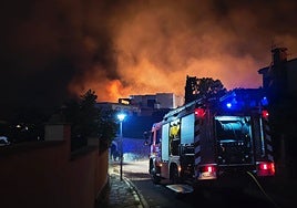Caos de madrugada en Benalmádena por un incendio: corte del Cercanías y desalojos