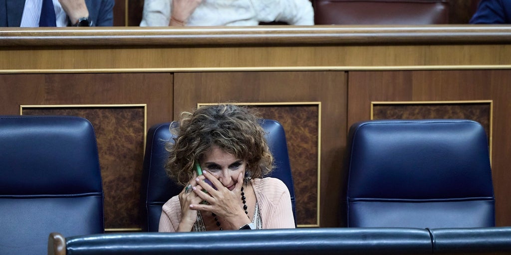 Montero elige a los andaluces del PP y se olvida de los catalanes de Junts para culparles del fiasco de la jornada laboral