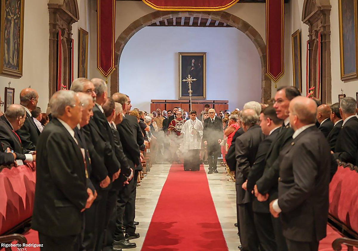 Momento de la eucaristía y ceremonia del descendimiento del Señor de la hermandad