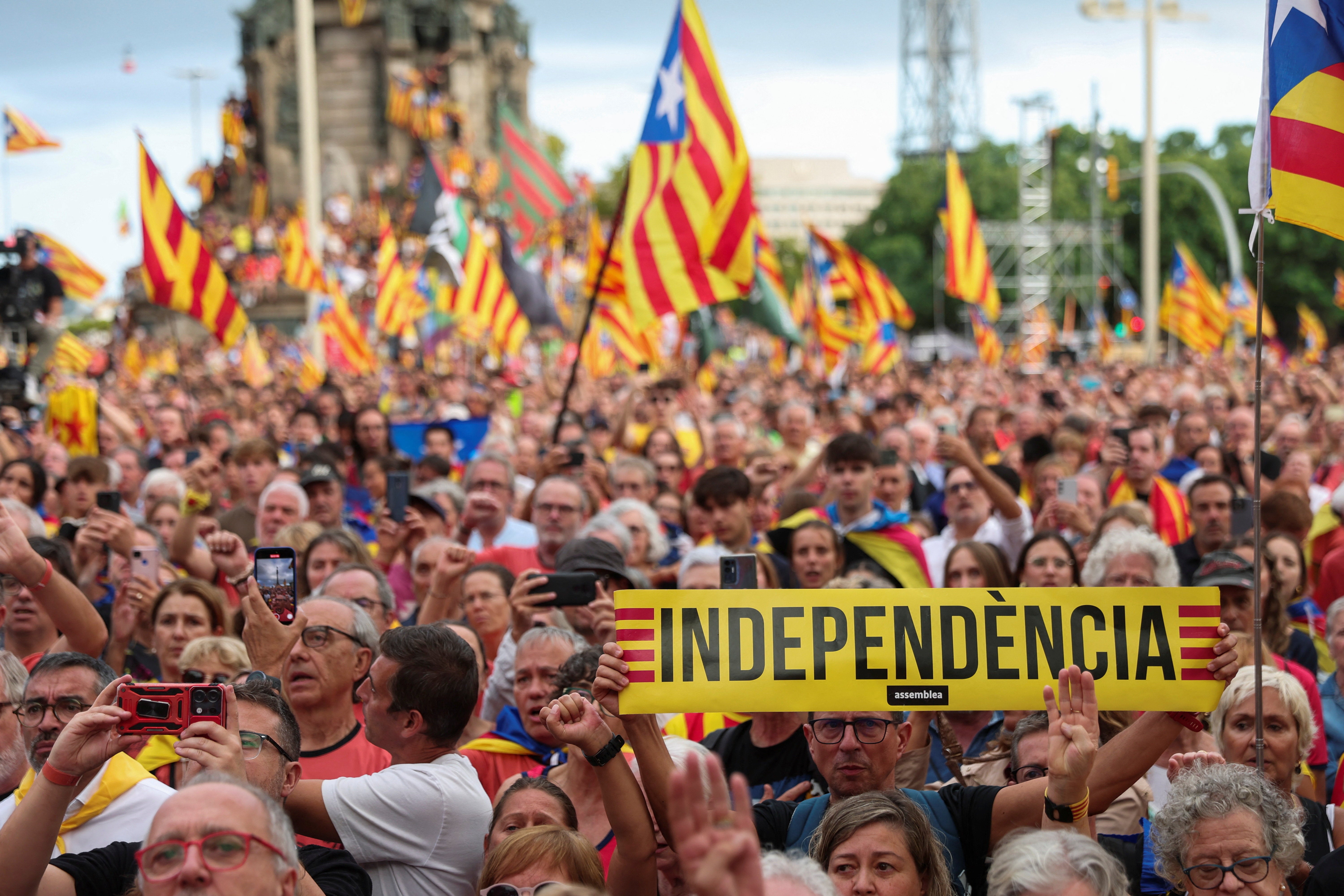 Asistentes a la manifestación de la Diada 2025 con esteladas y carteles a favor de la independencia.