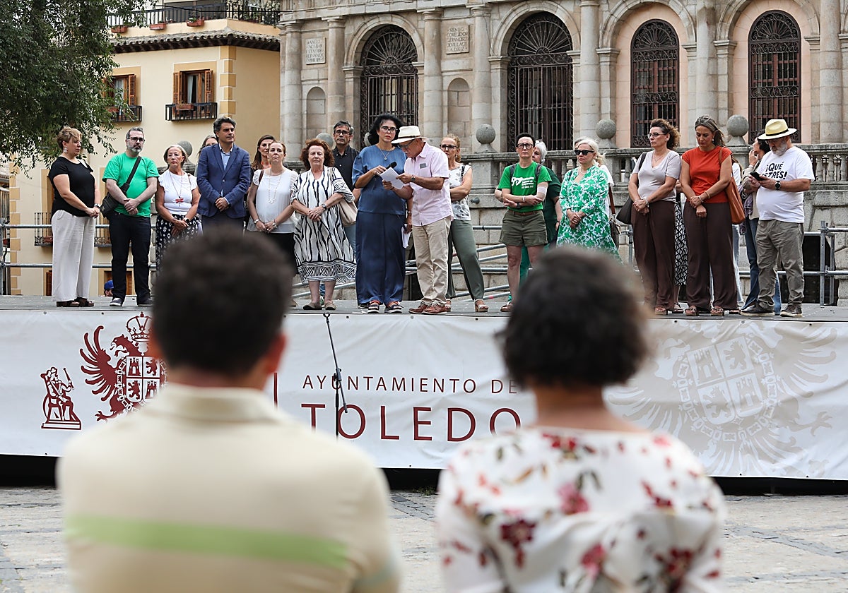 Lectura del manifiesto del Teléfono de la Esperanza con la asistencia de concejales en la plaza del Ayuntamiento de Toledo