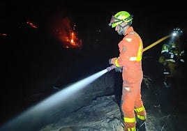 Un incendio forestal en Buñol obliga a desalojar viviendas