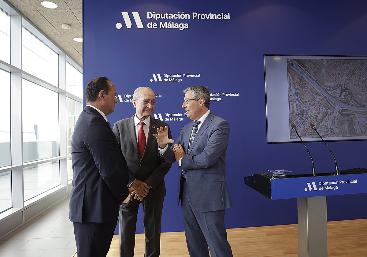 El presidente de Diputación y el alcalde de Málaga hablan con el responsable del estudio