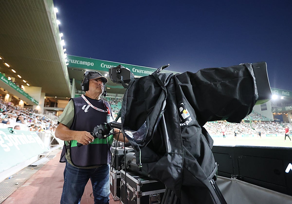 Operario de cámara en El Arcángel en un partido del Córdoba CF