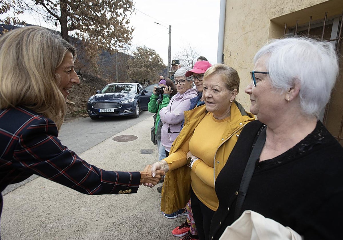 Yolanda Díaz saluda a vecinas de San Vicente de Leira, a su llegada al pueblo