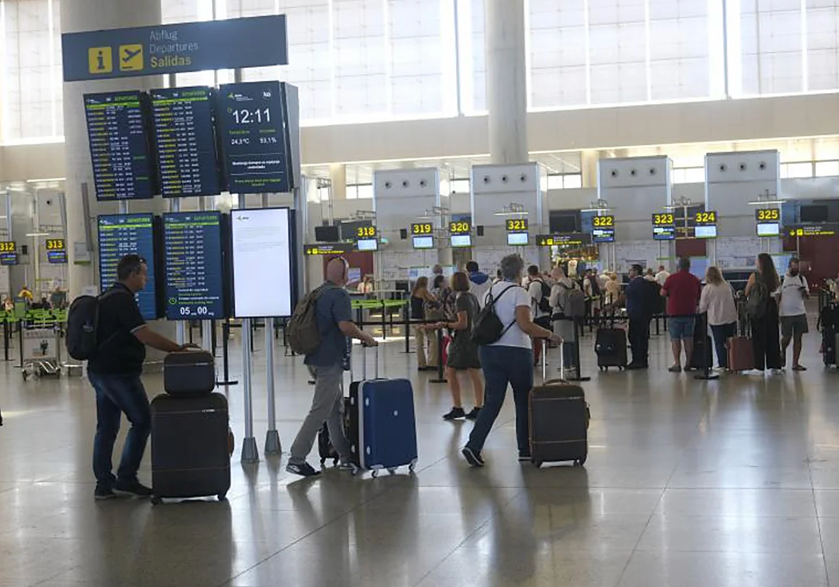 Turistas en el aeropuerto de Málaga
