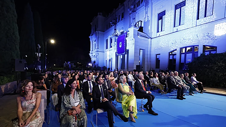 Representantes municipales y galardonados atienden a la celebración de los Premios Ciudad de Málaga