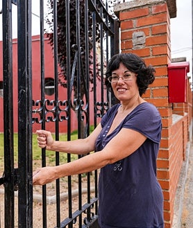Imagen secundaria 2 - Sobre estas líneas, dos de las familias de Cubillos que se empeñaron en la reapertura del colegio del municipio. Paula, una de las alumnas, coloca la mochila en el perchero y Felisa Gallego, mamá de Kilian, uno de los tres niños que acude al centro de Sanzoles
