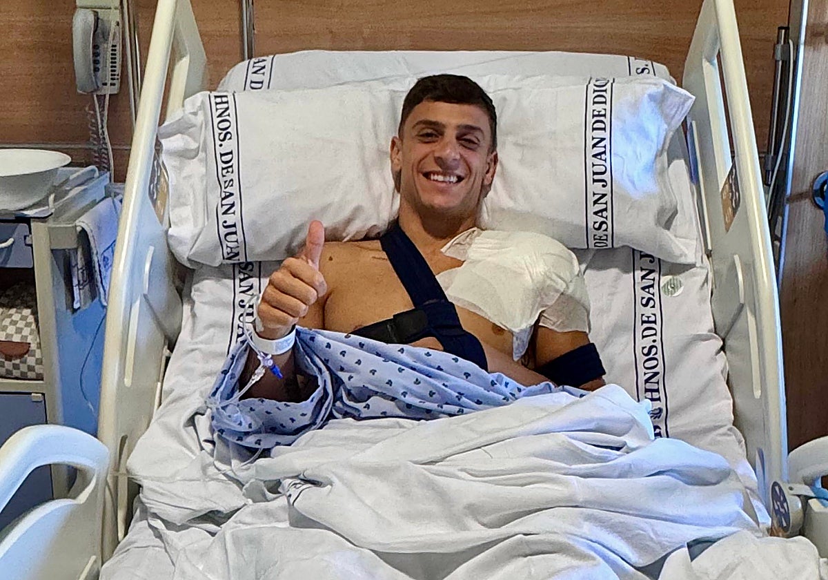 Juan María Alcedo posa sonriente tras su operación