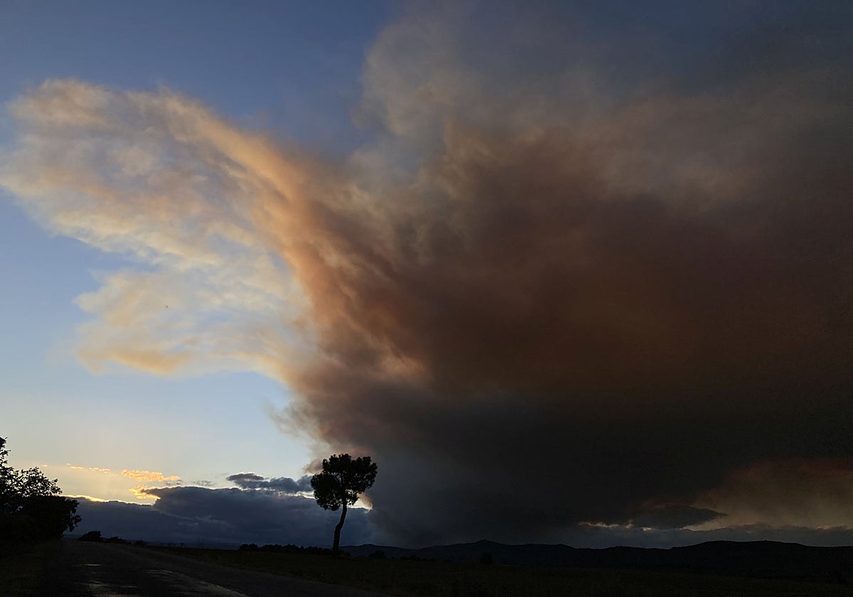 El humo del incendio de Fasgar, sobre La Cepeda, en una imagen de archivo