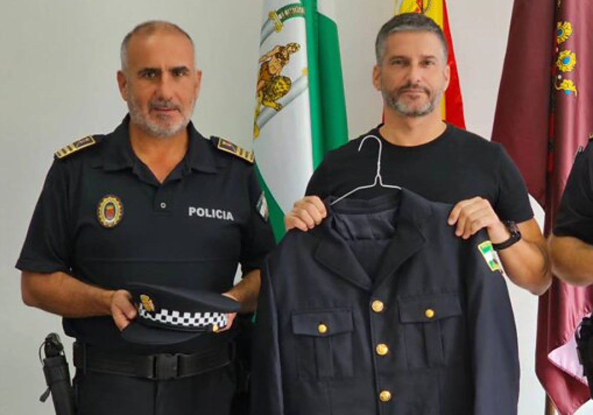 Luciano Muñoz (izquierda), jefe de la Policía Local en Arcos de la Frontera en la presentación del nuevo traje de gala con el actual delegado municipal de Seguridad Ciudadana, Oliver Verhoeven, en 2024