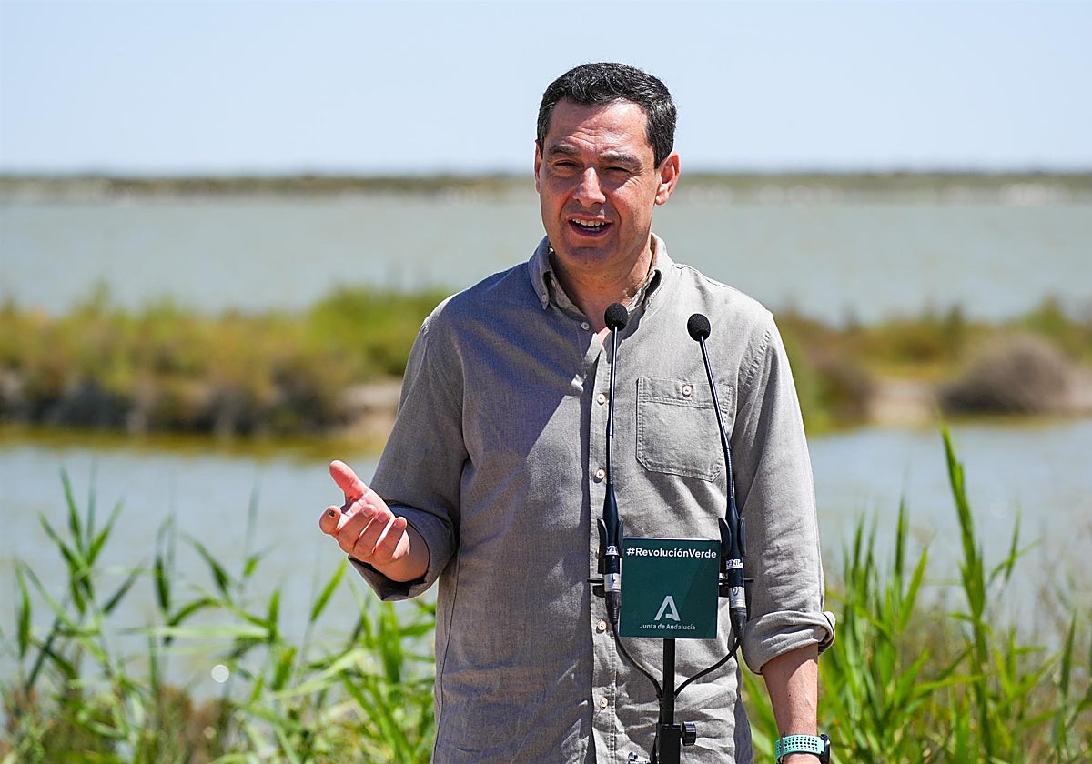 El presidente de la Junta de Andalucía, Juanma Moreno, en una imagen de archivo de una visita a la finca Veta la Palma en el entorno del Parque Nacional de Doñana