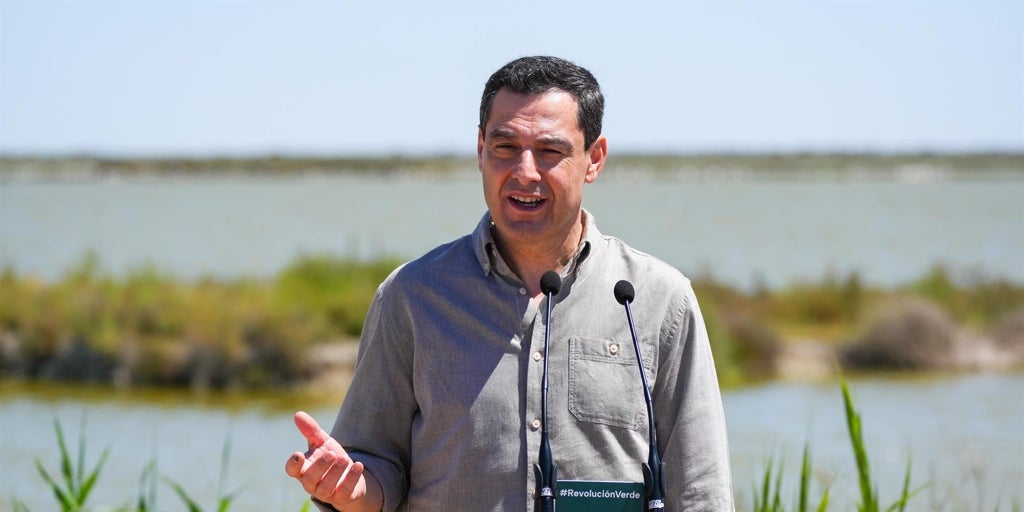 Juanma Moreno apela a la calma sobre los brotes de gripe aviar: «Nunca hemos tenido un contagio de un ave a un ser humano»