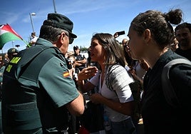 La Guardia Civil identifica y pide la documentación a Irene Montero e Ione Belarra durante el intento de boicot a la Vuelta