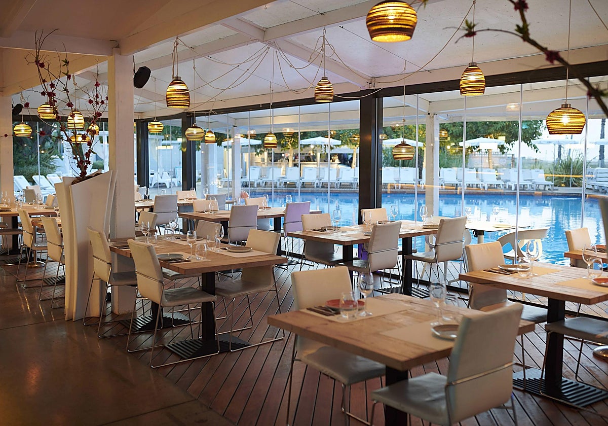 Una piscina infinita que conecta visualmente con el mar es el excepcional marco del comedor  del CBC