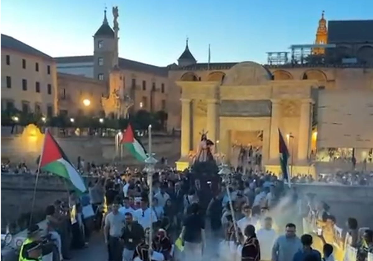 Manifestantes pro Palestina en el Puente Romano de Córdoba al paso del Señor del Huerto
