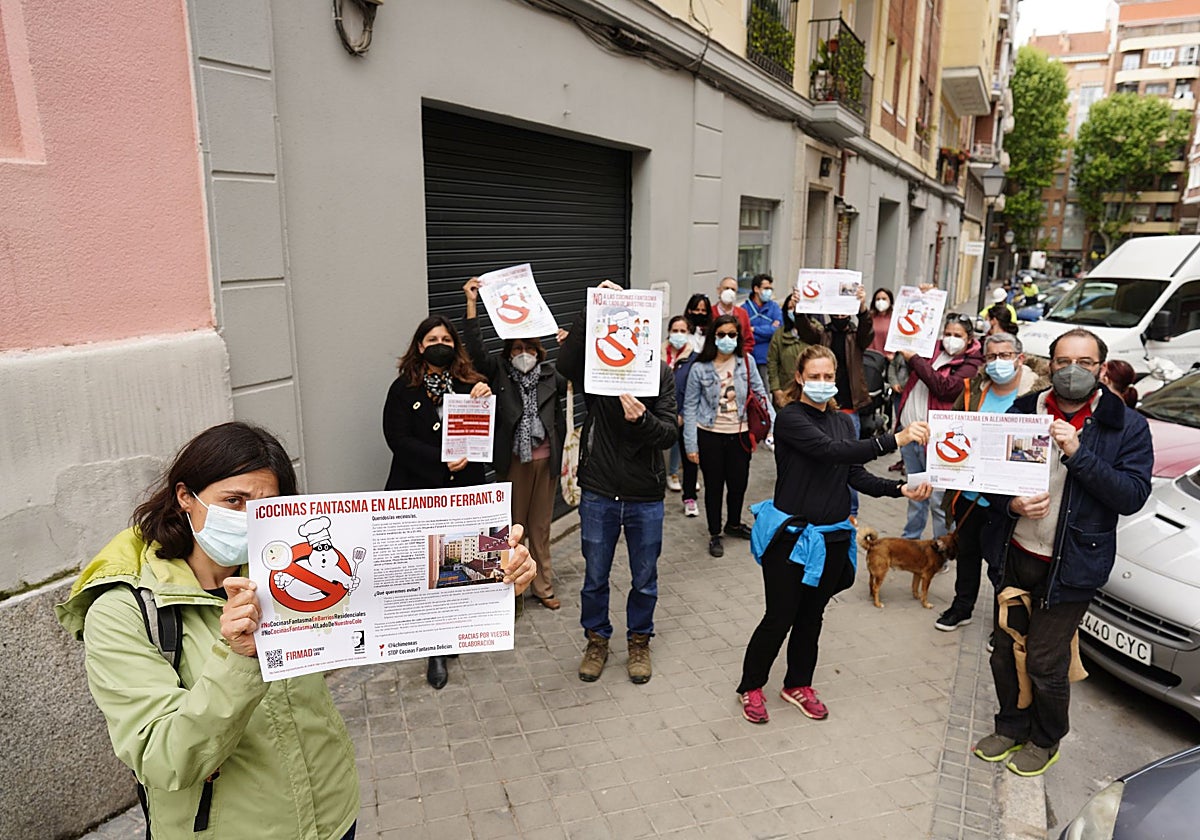 Protesta de vecinos por la construcción de una cocina fantasma al lado de un colegio de Madrid