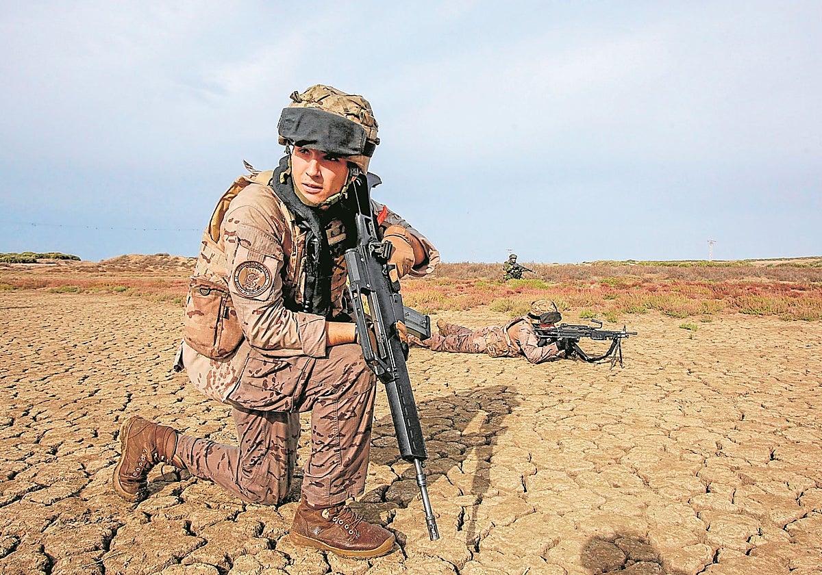 Ejercicio militar en el campo de adiestramiento de la Sierra del Retín