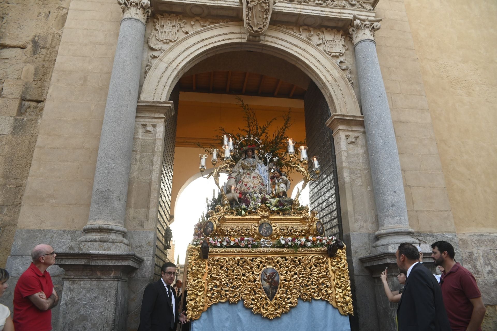 La procesión triunfal de la Divina Pastora desde la Catedral de Córdoba, en imágenes