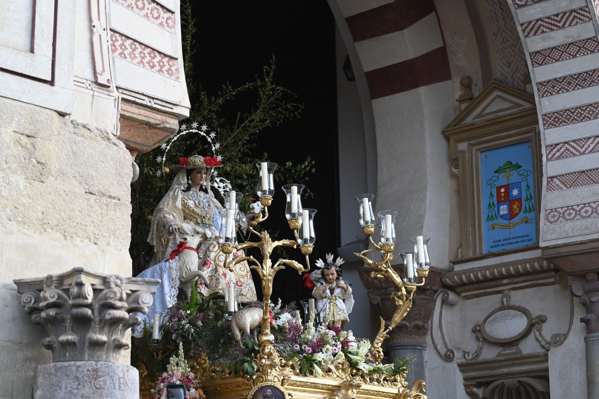 La procesión triunfal de la Divina Pastora desde la Catedral de Córdoba, en imágenes