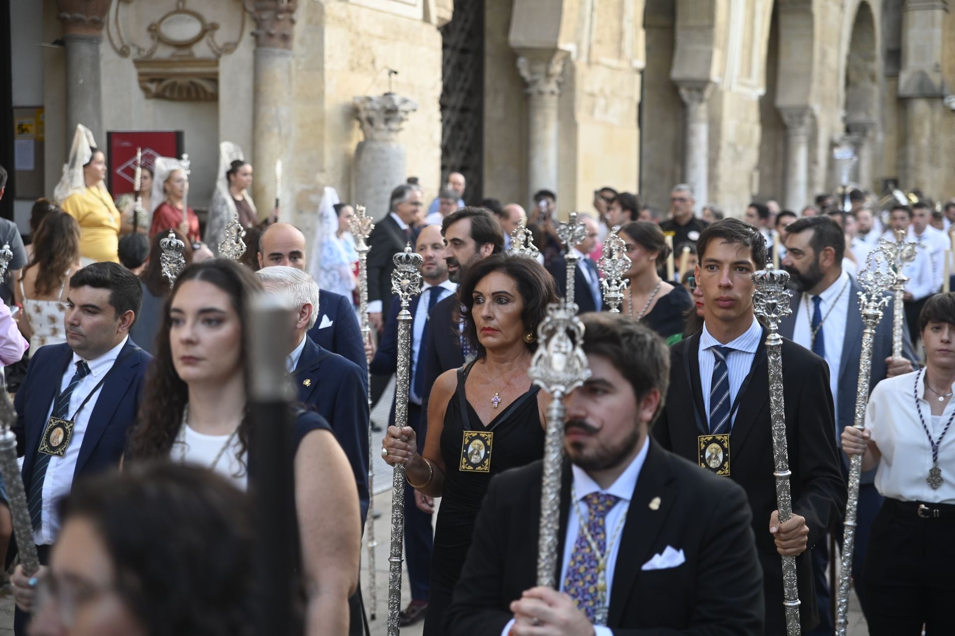 La procesión triunfal de la Divina Pastora desde la Catedral de Córdoba, en imágenes