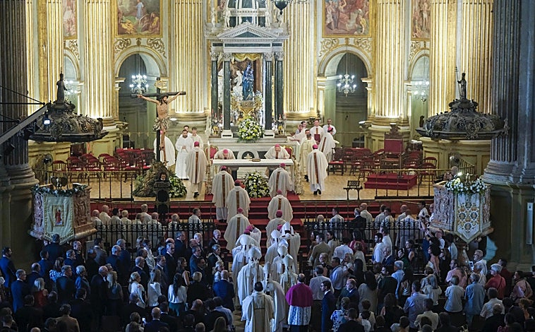 Imagen principal - La toma de posesión del cátedra de Málaga congregó a 27 obispos en la Catedral de la Encarnación. 